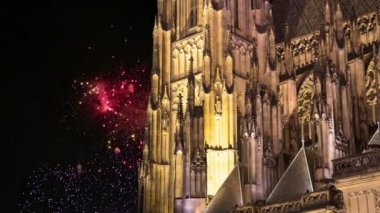 St. Vitus Katedrali (Roma Katolik Katedrali) ve tatil fireworks--Prag Kalesi ve Hradcany, Çek Cumhuriyeti 