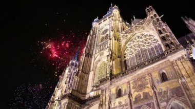 St. Vitus Katedrali (Roma Katolik Katedrali) ve tatil fireworks--Prag Kalesi ve Hradcany, Çek Cumhuriyeti 
