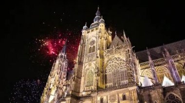 St. Vitus Katedrali (Roma Katolik Katedrali) ve tatil fireworks--Prag Kalesi ve Hradcany, Çek Cumhuriyeti 