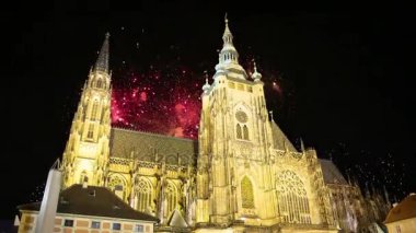 St. Vitus Katedrali (Roma Katolik Katedrali) ve tatil fireworks--Prag Kalesi ve Hradcany, Çek Cumhuriyeti 