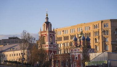 Katedraller ve kiliseler - Moskova, Rusya - modern park Zaryadye görünümünden Red Square yanında bulunan Varvarka Sokağı. Red Square Şehir Parkı 