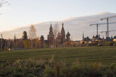 Zaryadye Park (gece)--Kent Parkı yer alan, Moskova, Rusya Red Square yakınındaki. Zaryadye Park, 50 yıldır Moskova'da yerleşik ilk kamu parkıdır. Parkta 9 Eylül 2017 açıldı  