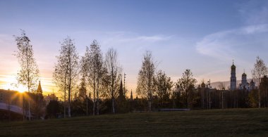 Moskova Kremlin (gece)--görüntülemek yeni Zaryadye Parkı, Moskova, Rusya Red Square yakınındaki Şehir Parkı   
