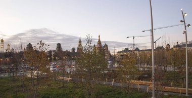 Zaryadye Park (gece)--Kent Parkı yer alan, Moskova, Rusya Red Square yakınındaki. Zaryadye Park, 50 yıldır Moskova'da yerleşik ilk kamu parkıdır. Parkta 9 Eylül 2017 açıldı  