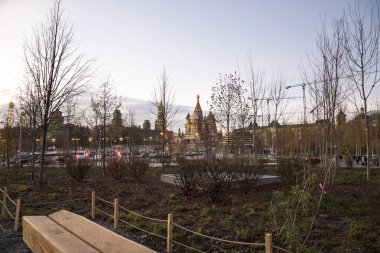 St Basil Katedrali (gece)--görüntülemek yeni Zaryadye Parkı, Moskova, Rusya Red Square yakınındaki Şehir Parkı   