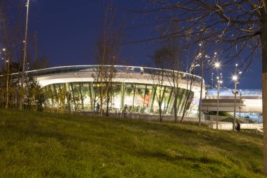 Zaryadye Park (gece)--Kent Parkı yer alan, Moskova, Rusya Red Square yakınındaki. Zaryadye Park, 50 yıldır Moskova'da yerleşik ilk kamu parkıdır. Parkta 9 Eylül 2017 açıldı  