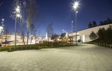 Zaryadye Park (gece)--Kent Parkı yer alan, Moskova, Rusya Red Square yakınındaki. Zaryadye Park, 50 yıldır Moskova'da yerleşik ilk kamu parkıdır. Parkta 9 Eylül 2017 açıldı  