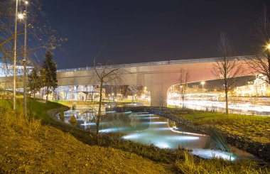 Zaryadye Bridge park (gece) Moskvoretskaya setin Moscow City, Rusya, Moskova Nehri üzerinde yüzer. Parkta 9 Eylül 2017 açıldı   