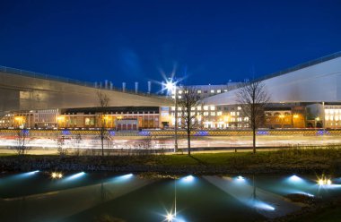Zaryadye Bridge park (gece) Moskvoretskaya setin Moscow City, Rusya, Moskova Nehri üzerinde yüzer. Parkta 9 Eylül 2017 açıldı   