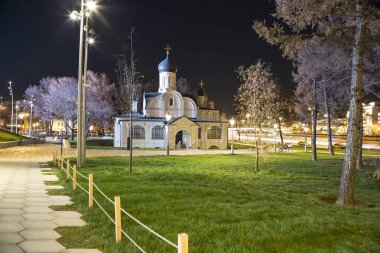 Kilise St Anne gebe (gece)--görüntülemek modern sanattan Zaryadye Moskova, Rusya park. Red Square Şehir Parkı 