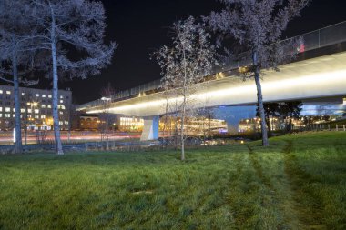Zaryadye Bridge park (gece) Moskvoretskaya setin Moscow City, Rusya, Moskova Nehri üzerinde yüzer. Parkta 9 Eylül 2017 açıldı   