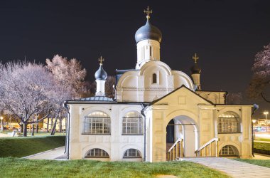 Kilise St Anne gebe (gece)--görüntülemek modern sanattan Zaryadye Moskova, Rusya park. Red Square Şehir Parkı 