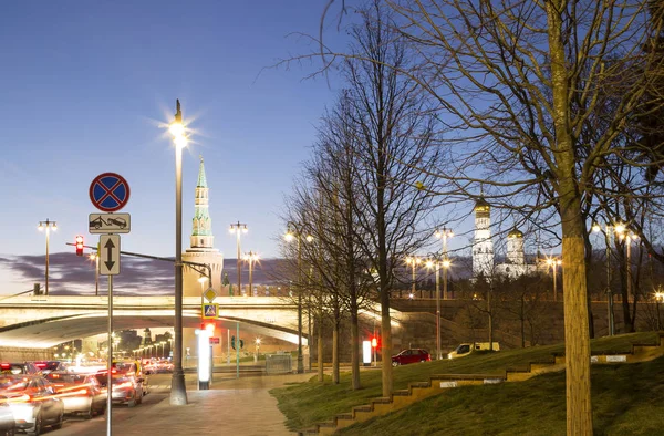 Moskevského Kremlu (v noci) – pohled z nové Zaryadye Park, městská — Stock fotografie