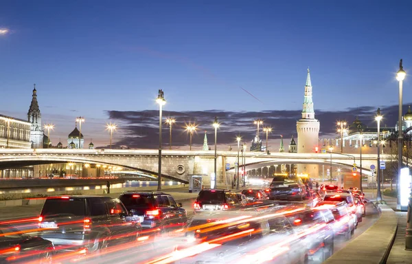 Natt Trafik Moskvoretskaya Vallen Nära Parken Zaryadye Moskva Ryssland — Stockfoto