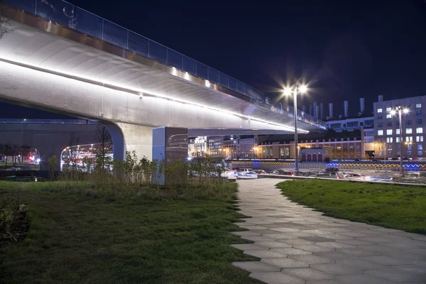 Flytande Bro Zaryadye Park Natten Moskvoretskaya Vallen Moskvafloden Moskva City — Stockfoto