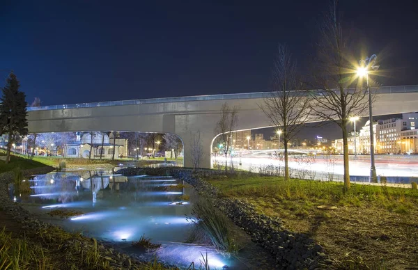 Flytande Bro Zaryadye Park Natten Moskvoretskaya Vallen Moskvafloden Moskva City — Stockfoto