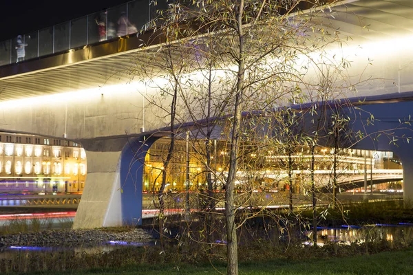 Ponte Galleggiante Parco Zaryadye Notte Moskvoretskaya Argine Fiume Moskva Città — Foto Stock