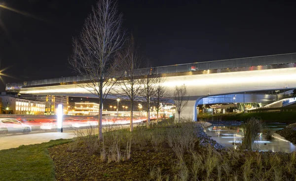 Flytande Bro Zaryadye Park Natten Moskvoretskaya Vallen Moskvafloden Moskva City — Stockfoto