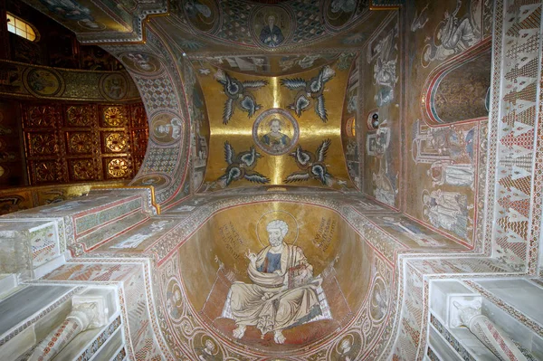 Monreale, iç katedral bazilika olduğu Roma Katolik — Stok fotoğraf