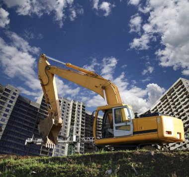 İnşaat Makinaları, yüksek ve ağır inşaat makine yapım aşamasında binanın arka planı 