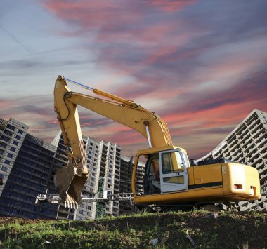 İnşaat Makinaları, yüksek ve ağır inşaat makine yapım aşamasında binanın arka planı 