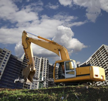 İnşaat Makinaları, yüksek ve ağır inşaat makine yapım aşamasında binanın arka planı 