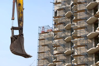 çok katlı beton ve metal inşaat yapı