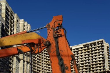 Crane, arka binanın inşaat yapı