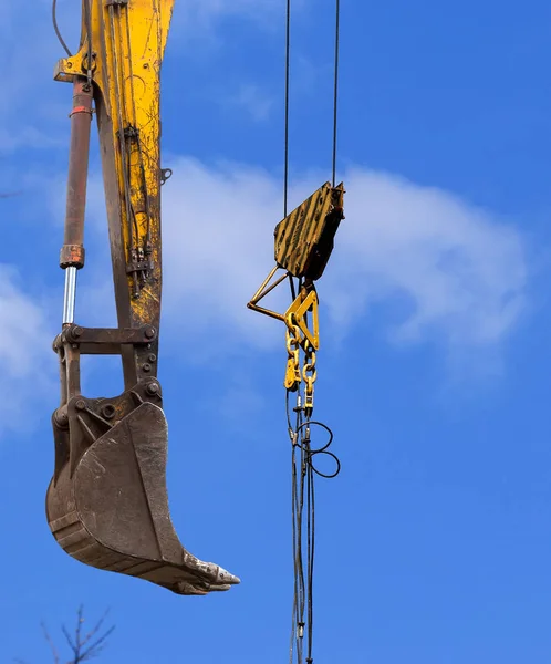 Elevating construction crane against the blue sky in a fair weat — Stock Photo, Image