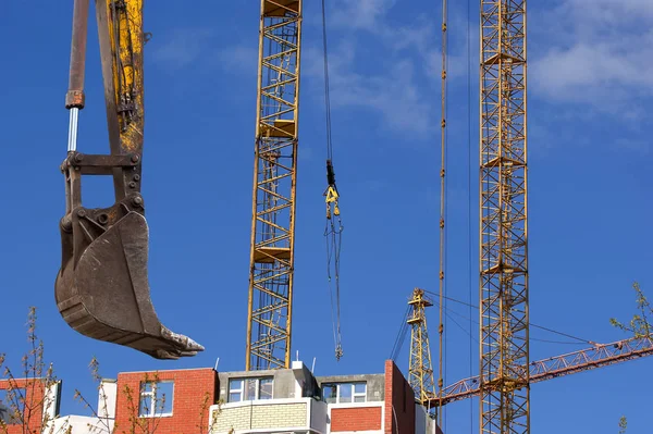 Upplyftande konstruktion kran mot den blå himlen i en verkligt weat — Stockfoto