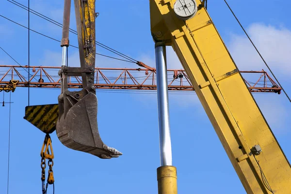 Elevating construction crane against the blue sky in a fair weat — Stock Photo, Image