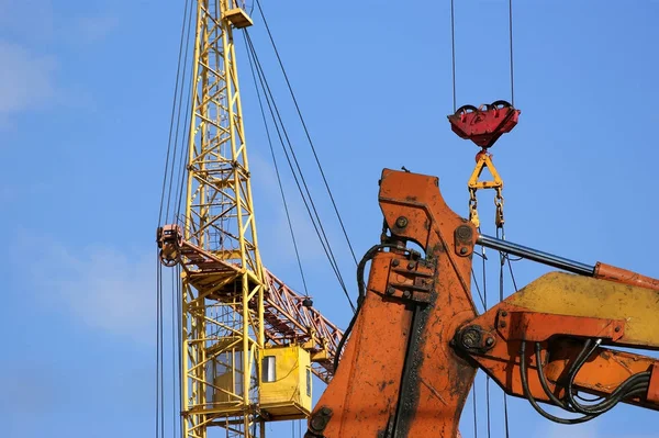 Elevating construction crane against the blue sky in a fair weat — Stock Photo, Image