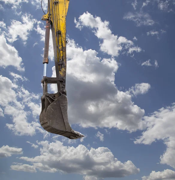 Excavator Bucket Construction Machinery High Heavy Construction Machinery Sky Clouds — Stock Photo, Image