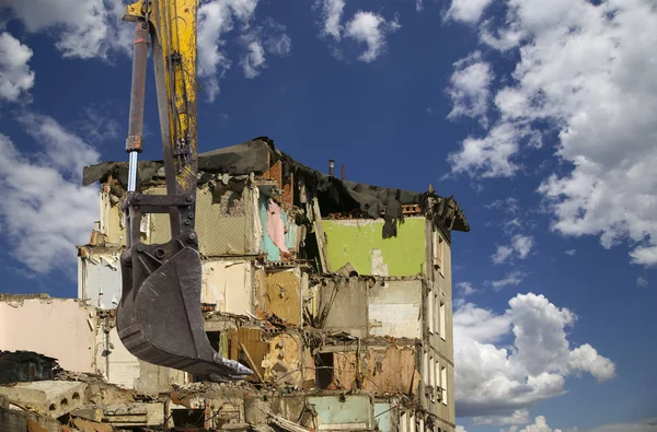 Démolition Une Vieille Maison Sur Ciel Avec Des Nuages Moscou — Photo