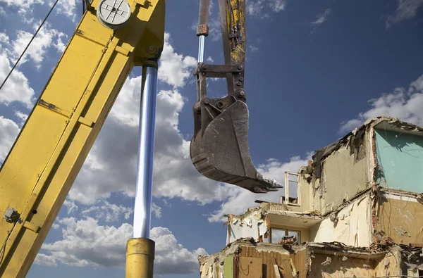 Demolizione Una Vecchia Casa Nel Cielo Con Nuvole Mosca Russia — Foto Stock