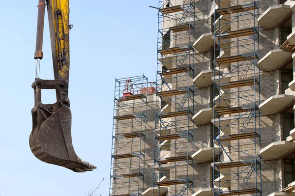 Edificio de varios pisos en construcción de hormigón y metal — Foto de Stock