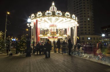 Moscow, Rusya Federasyonu - 02 Ocak 2018:Carousel ve Moskova'da Christmas (yeni yıl tatilleri) dekorasyon (gece), Rusya Federasyonu   