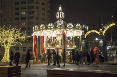 Moscow, Rusya Federasyonu - 02 Ocak 2018:Carousel ve Moskova'da Christmas (yeni yıl tatilleri) dekorasyon (gece), Rusya Federasyonu   