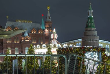Moskova, Rusya - 04 Ocak 2018: Christmas (yeni yıl tatilleri) aydınlatma ve devlet Tarih Müzesi, gece, Moskova, Rusya Kremlin yakınındaki   