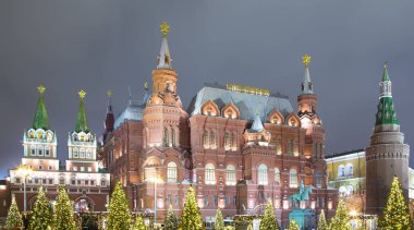 Moskova, Rusya - 04 Ocak 2018: Christmas (yeni yıl tatilleri) aydınlatma ve devlet Tarih Müzesi, gece, Moskova, Rusya Kremlin yakınındaki   