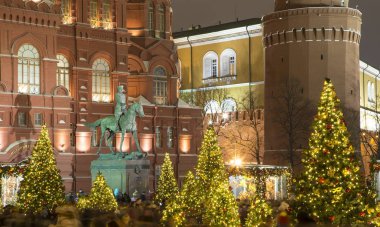Moskova, Rusya - 04 Ocak 2018: Christmas (yeni yıl tatilleri) aydınlatma ve devlet Tarih Müzesi, gece, Moskova, Rusya Kremlin yakınındaki   