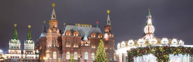 Christmas (yeni yıl tatilleri) aydınlatma ve devlet Tarih Müzesi, gece, Moskova, Rusya Kremlin yakınındaki   