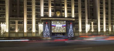 Christmas (yeni yıl) aydınlatma ve devlet Duma Rusya Federasyonu Federal Meclis Binası tatil geceleri, Moskova, Rusya Federasyonu   