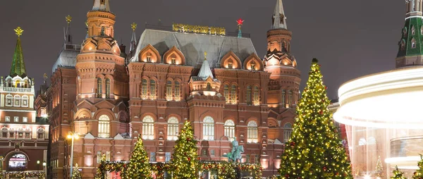Christmas (yeni yıl tatilleri) aydınlatma ve devlet Tarih Müzesi, gece, Moskova, Rusya Kremlin yakınındaki   