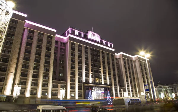 モスクワ ロシア連邦 2018 イルミネーション の休日と 州下院の建物の夜 モスクワ ロシアでロシアの中央政府アセンブリ — ストック写真