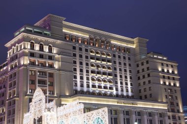 Noel ve yeni yıl tatilleri aydınlatma ve dört mevsim otel Moskova geceleri. Rusya  