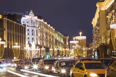 Moskova, Rusya - 04 Ocak 2018: Noel ve yeni yıl tatilleri aydınlatma ve trafik otomobil Moskova şehir merkezinde (Kremlin Tverskaya Street) gece, Rusya Federasyonu     