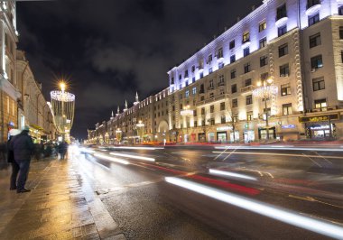 Moskova, Rusya - 07 Ocak 2018: Noel ve yeni yıl tatilleri aydınlatma ve trafik otomobil Moskova şehir merkezinde (Kremlin Tverskaya Street) gece, Rusya Federasyonu     