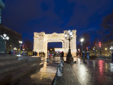 Moskova, Rusya - 07 Ocak 2018: Gece, Rusya, Noel ve yeni yıl tatilleri aydınlatma Moskova şehir merkezinde (Puşkin Meydanı)     