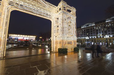 Moskova, Rusya - 07 Ocak 2018: Gece, Rusya, Noel ve yeni yıl tatilleri aydınlatma Moskova şehir merkezinde (Puşkin Meydanı)     